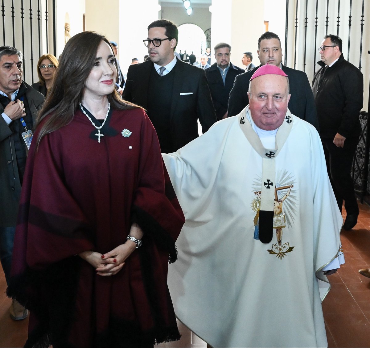 VickyVillarruel's tweet photo. Ayer participé con profunda emoción de la procesión del Señor y la Virgen del Milagro, en Salta.

Una jornada de fe, tradición y encuentro que reúne a miles de argentinos y que forma parte de la identidad, la historia y la cultura de esta querida provincia.

Agradezco profundamente a todos los salteños por recibirme y permitirme compartir este momento tan especial, de profunda significación para quienes mantienen viva esta tradición año tras año.

Que el Señor y la Virgen del Milagro bendigan a todos los salteños y a cada argentino.