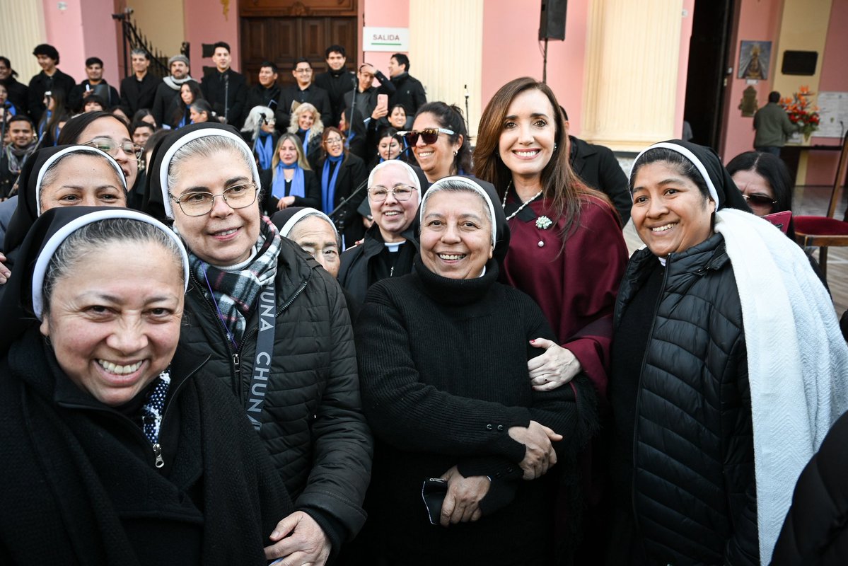 VickyVillarruel's tweet photo. Ayer participé con profunda emoción de la procesión del Señor y la Virgen del Milagro, en Salta.

Una jornada de fe, tradición y encuentro que reúne a miles de argentinos y que forma parte de la identidad, la historia y la cultura de esta querida provincia.

Agradezco profundamente a todos los salteños por recibirme y permitirme compartir este momento tan especial, de profunda significación para quienes mantienen viva esta tradición año tras año.

Que el Señor y la Virgen del Milagro bendigan a todos los salteños y a cada argentino.