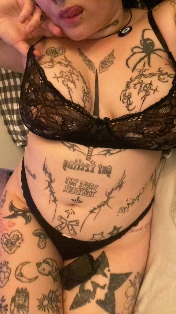 peepeeprincess3's tweet photo. once we get to 100 followers i will drop a longggggg masturbation video 😋😋 #emoporn #tattooed #nsfw #nsfwtwt #bigboobs #lingerie #doubleds #gooner https://t.co/fGxl2pvvZy