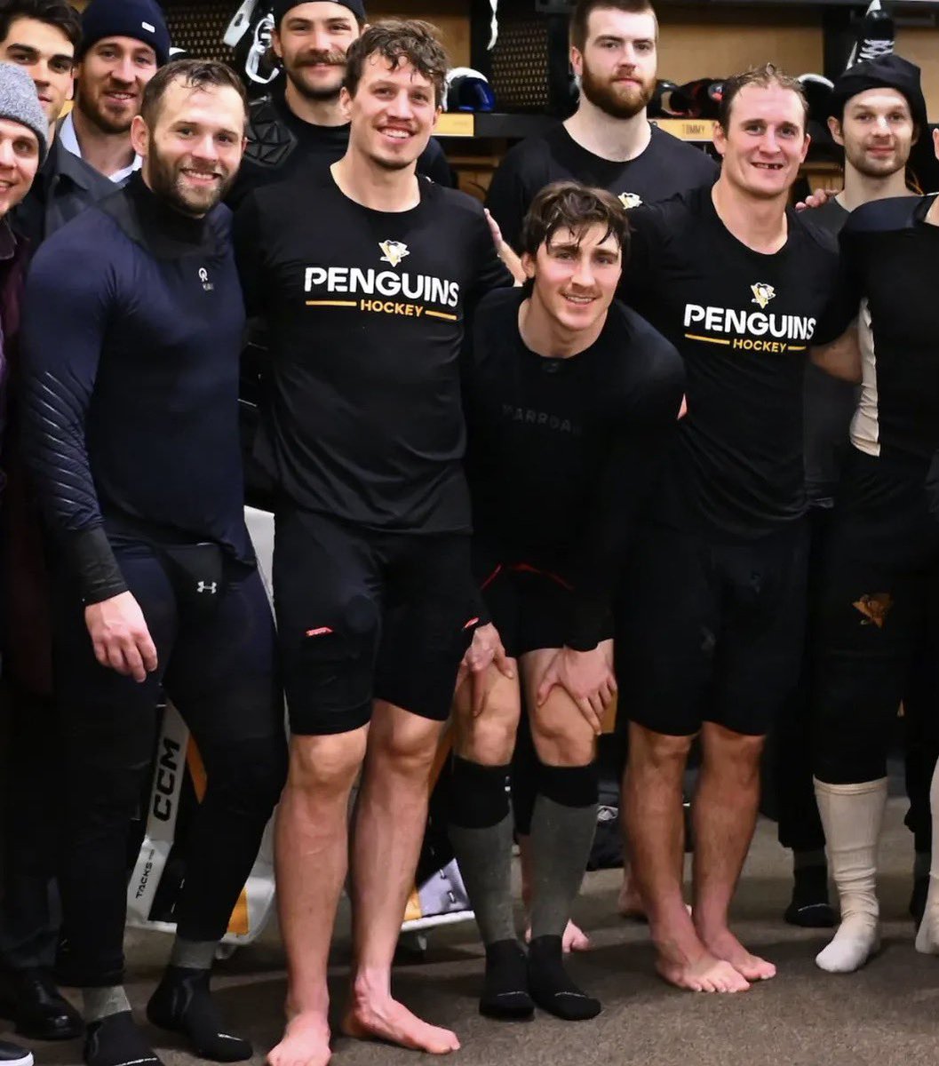 DailyDewar's tweet photo. is everyone excited for hockey szn once again? https://t.co/YVXTpwTGR4