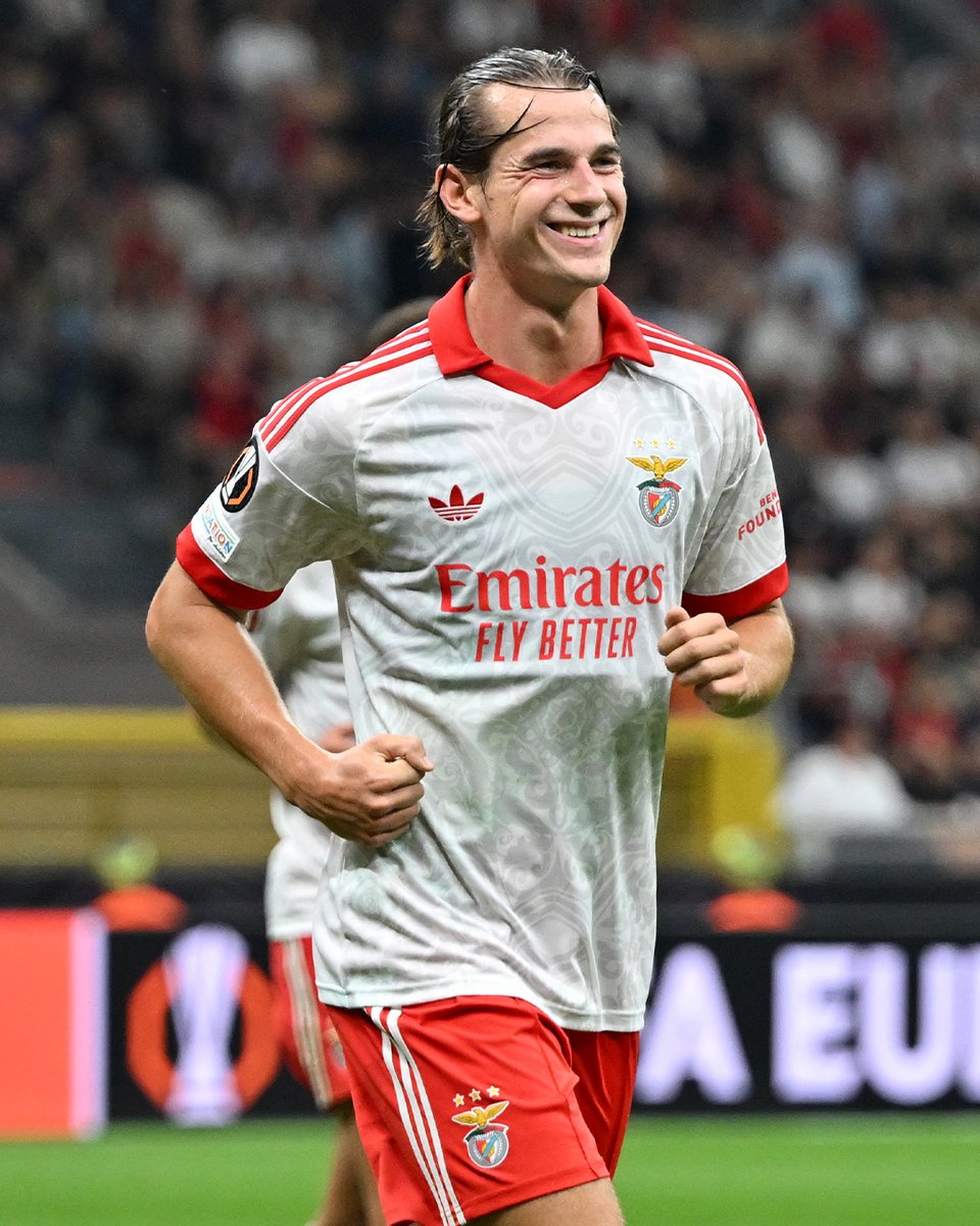 EuropaLeague's tweet photo. Jakub Kamiński doubles Benfica's lead ⚽️⚽️

#UEL https://t.co/9gMXYSxmAP