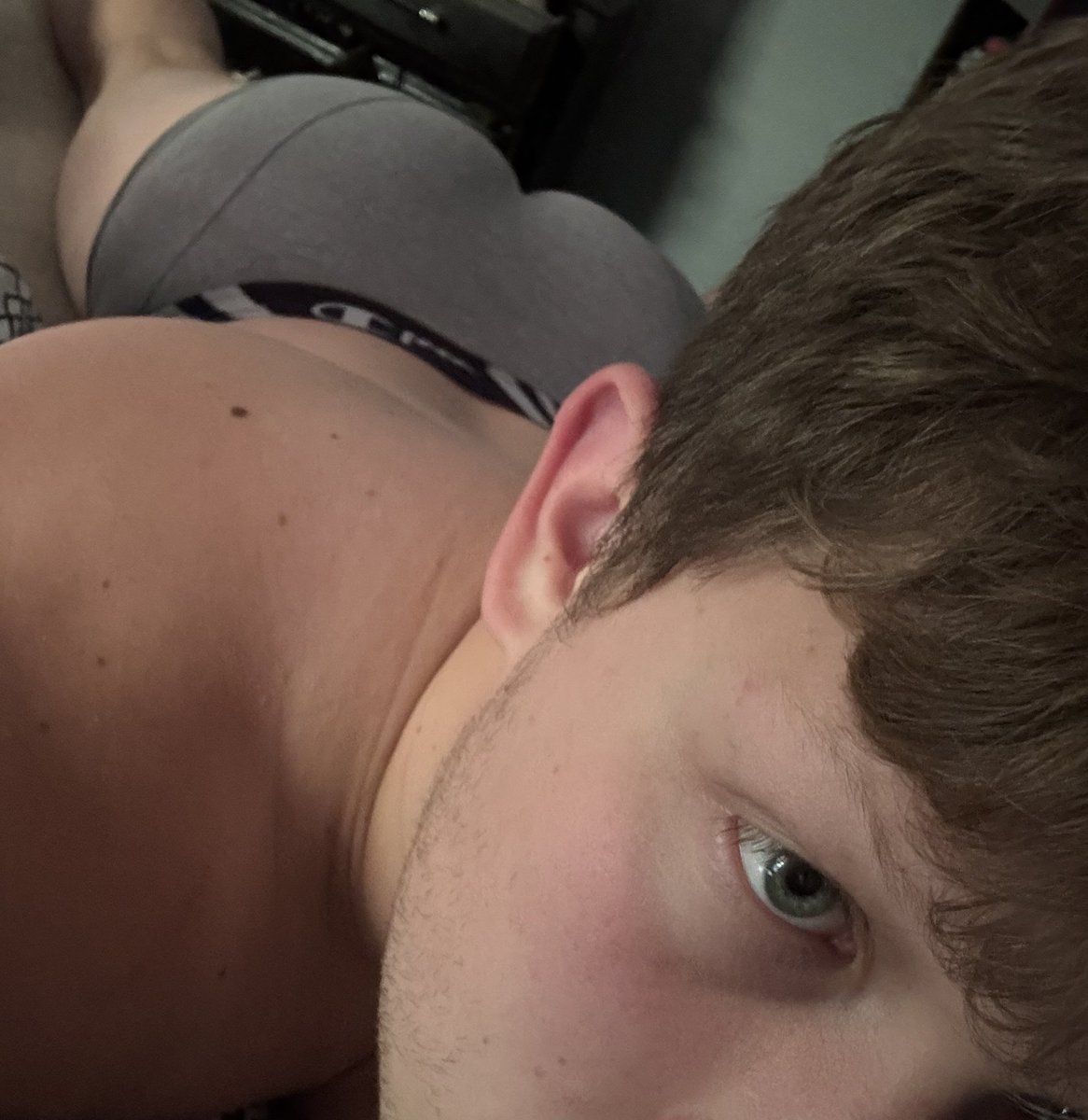 ororomunroesbf's tweet photo. Looks at you through the screen https://t.co/X6ZRGEchlP