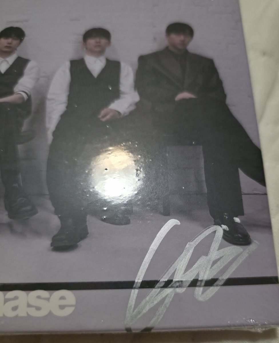 Elle_saysHi's tweet photo. Anyone can help figure out who's signature this is? Lol #MonstaX https://t.co/VXWzi7JcqH