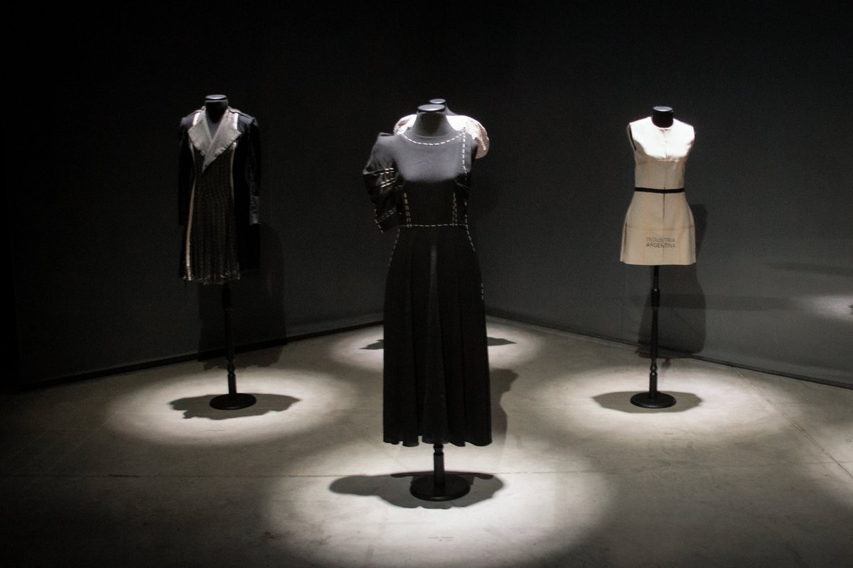 fundacionIDA's tweet photo. ✨¡Se inauguró Vestir mundos en el @modernoba!

Disfrutamos de la apertura de «Vestir mundos. Una exposición creada a partir del archivo de Fundación IDA», una muestra que reúne a grandes creadores que redefinieron el vestir contemporáneo. https://t.co/nyezIc70XG