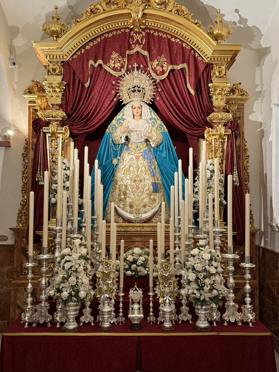 HdadDulceNombre's tweet photo. CULTO | Altar de cultos en honor a María Stma del Dulce Nombre.

El exorno floral está compuesto por:
- Virgen. Rosas, cymbidium, hypericum, scabiosa, lisiantus y esparraguera dorada.
- Señor. Rosas, cymbidium y eryngium.

🌹 Arte Floral Rando

#CofradíasMLG https://t.co/xTQ8vEkdsX