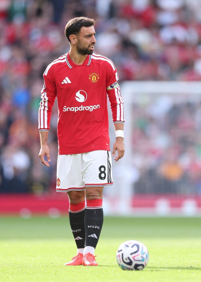 UTDcastellano's tweet photo. Bruno Fernandes a la cancha en lugar de Mason Mount. Carrick manda al Capitán a la cancha para intentar remontar este insólito partido. https://t.co/pdZD0q1jgR