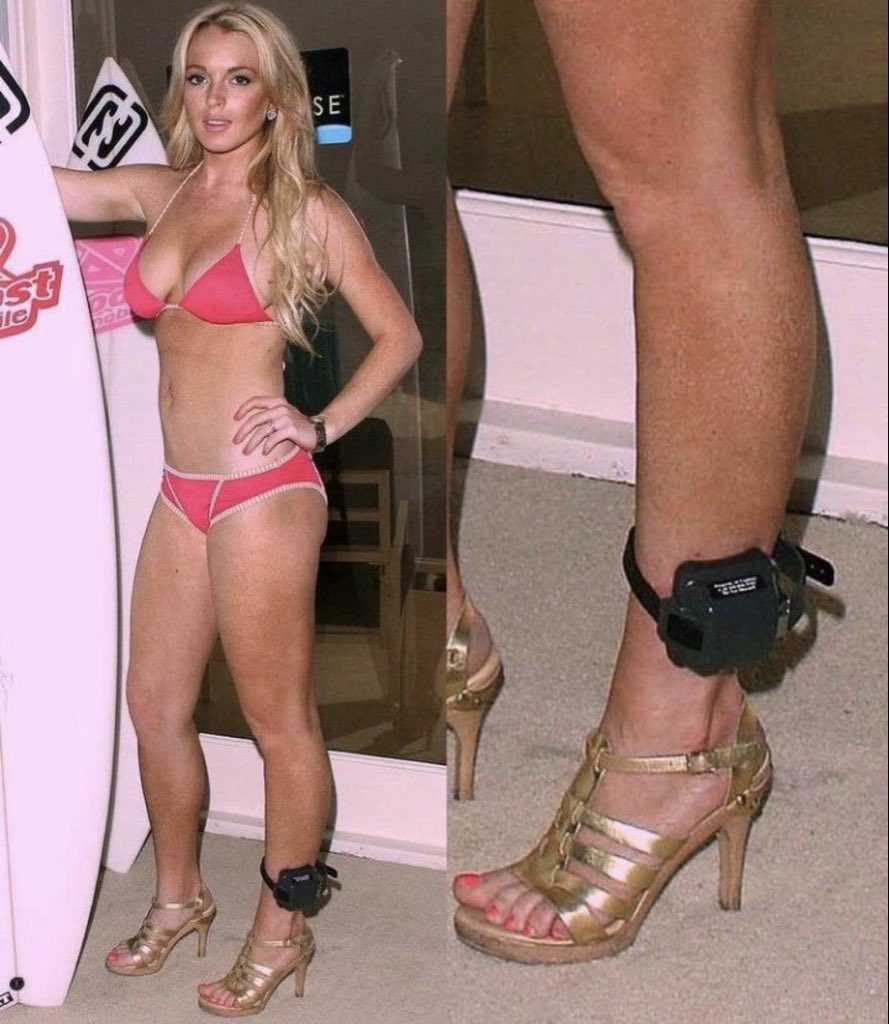 OldInternetFeel's tweet photo. Lindsay Lohan &amp; her iconic ankle monitor (2007) https://t.co/5Clefq7SNV