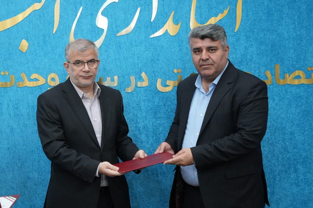 savojnama's tweet photo. اعطای حکم جواد صادقلو به‌عنوان رئیس شورای هماهنگی مبارزه با مواد مخدر شهرستان‌ ساوجبلاغ

در این جلسه، استاندار بر تقویت هماهنگی و انسجام دستگاه‌های مسئول برای پیشگیری، مقابله با اعتیاد، درمان و کاهش آسیب‌های اجتماعی تأکید کرد. https://t.co/L91ha0A30y