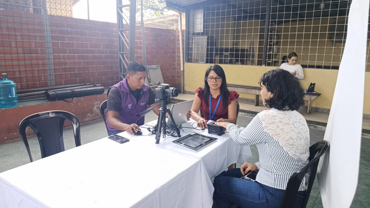 RCivil_Zona7's tweet photo. 📍#ElOro | La Brigada Social "El Gobierno a tu lado" llegó al cantón Atahualpa, gracias a la coordinación entre @RegistroCivilec y @GoberElOro para cedular a niñas, niños, personas con discapacidad y ciudadanía de la localidad✨

#BrigadasMóviles 🪪
#LaCédulaEnTuBarrio 🇪🇨 https://t.co/u23uV2k3dc