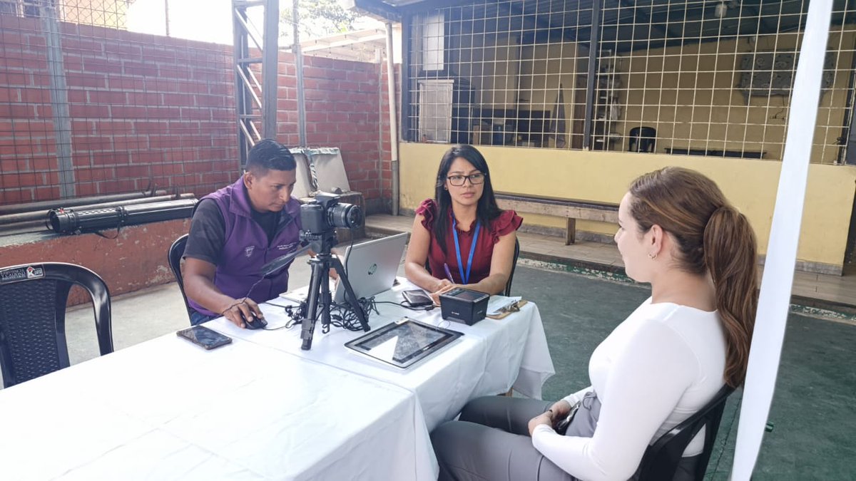 RCivil_Zona7's tweet photo. 📍#ElOro | La Brigada Social "El Gobierno a tu lado" llegó al cantón Atahualpa, gracias a la coordinación entre @RegistroCivilec y @GoberElOro para cedular a niñas, niños, personas con discapacidad y ciudadanía de la localidad✨

#BrigadasMóviles 🪪
#LaCédulaEnTuBarrio 🇪🇨 https://t.co/u23uV2k3dc
