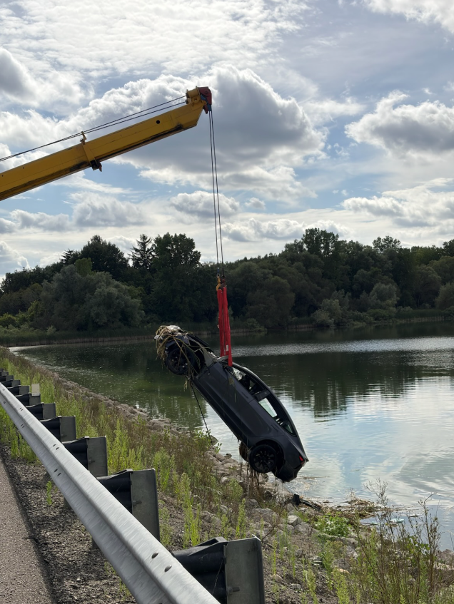 OPP_WR's tweet photo. #WellingtonOPP - Community members save a life.
Once again, our community came together and acted when every second counted, helping to save a driver's life.
After a vehicle crashed through a guardrail and entered Guelph Lake, several nearby motorists immediatedly stopped to help. Without hesitation, they entered the water and recued the driver, who was trapped inside the rapidly submerged vehicle. Through their quick thinking and selfless actions, they were able to bring the driver safely to shore.
We are incredibly proud of the heroic actions shown by these community members in a neighbour's time of need. Thanks to their courage and willingness to help, a life was saved today.
~
#WellingtonOPP - Des membres de la communauté sauvent une vie.
Une fois de plus, notre communauté s’est mobilisée et est intervenue alors que chaque seconde comptait, contribuant ainsi à sauver la vie d’un conducteur.
Après qu’un véhicule eut enfoncé une glissière de sécurité et fini sa course dans le lac Guelph, plusieurs automobilistes qui se trouvaient à proximité se sont immédiatement arrêtés pour porter secours. Sans hésiter, ils se sont jetés à l’eau et ont secouru le conducteur, qui était coincé à l’intérieur du véhicule en train de couler rapidement. Grâce à leur réactivité et à leur altruisme, ils ont pu ramener le conducteur sain et sauf sur la rive.
Nous sommes extrêmement fiers des actes héroïques accomplis par ces membres de la collectivité alors qu’un voisin avait besoin d’aide. Grâce à leur courage et à leur volonté de venir en aide, une vie a été sauvée aujourd’hui.
@wellingtncounty #WROPP ^mrb
