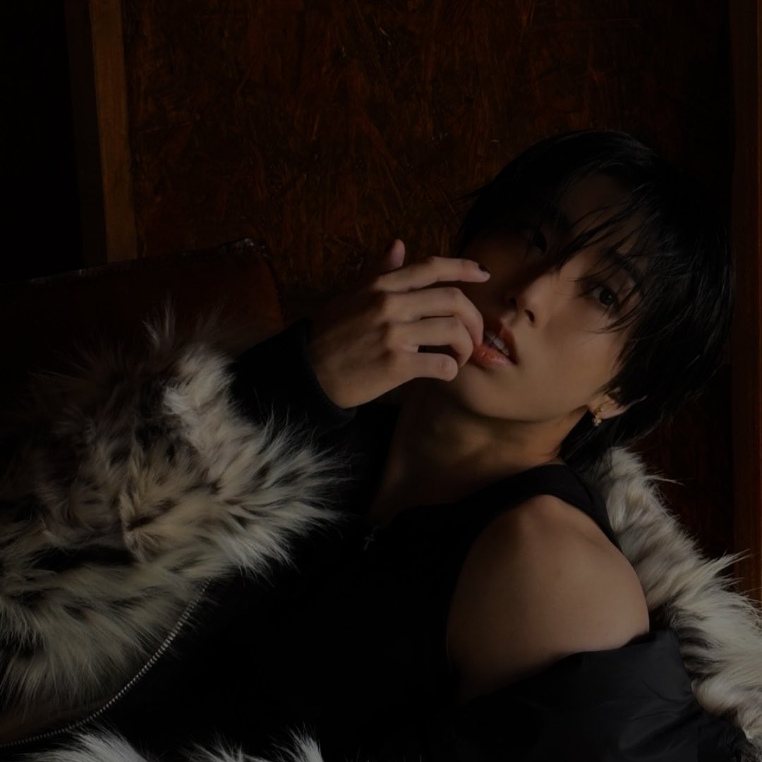 jeeongas's tweet photo. #minsung | #oneshotau
𝘖𝘯𝘦 𝘴𝘩𝘰𝘵 𝘢𝘶 :: 𝙈𝙚𝙪 𝘿𝙤𝙘𝙚 𝙑𝙖𝙢𝙥𝙞𝙧𝙤 

Minho é um vampiro apaixonado pelo cheiro do principe Han Jisung

ou
 
Minho e Jisung se pegam ás escondidas nas escadas daquele castelo antigo durante uma reunião da realeza. https://t.co/kXgNde91ET