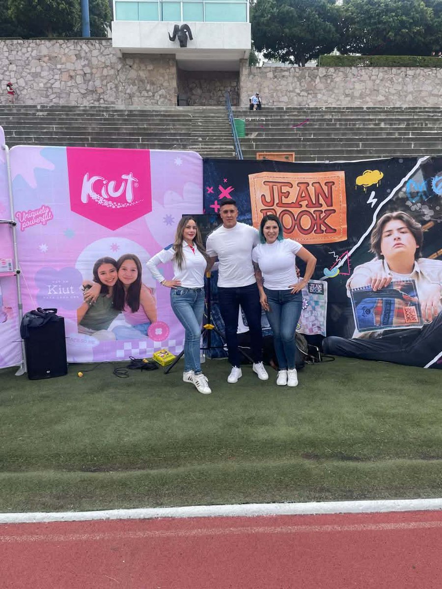 edecanesgalatea's tweet photo. Es el momento para potenciar tu marca 
contrata whats  221 519 0985  
Estuvimos con JEAN BOOK  en el TEC Campus Cdmx con nuestro team, 😍 🥹  😉#edecanes #edecanescdmx  #edecanesparaeventos #edecanesmexico #jeanbook #TecdeMonterrey https://t.co/mbSt1wl724