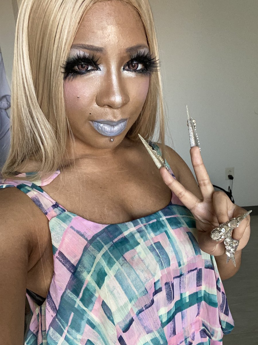 Lady_Lavvv's tweet photo. Oh btw it’s my birthday I’m 21 now!! https://t.co/qsJDc2L4IT
