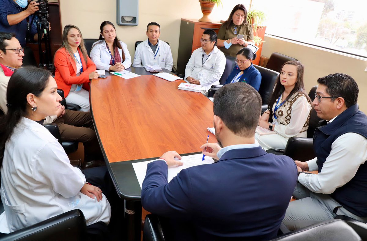 BernardoCordovz's tweet photo. #EnTerritorio | Hoy inspeccioné el Hospital General Riobamba donde constaté el trabajo diario y contínuo de su personal médico para brindar atención de calidad a nuestros asegurados.

Me reuní con las autoridades y escuché sus planteamientos. Encontré que necesitamos cubrir la demanda de profesionales al servicio de nuestros asegurados, en áreas clave como Enfermería, Imagenología y Traumatología.

Asumí el compromiso inmediato de agilitar los procesos administrativos correspondientes para realizar las contrataciones en estas áreas estratégicas.

Está unidad médica no solo atiende a pacientes de Riobamba, sino que se convierte en un punto central para las provincias aledañas, lo que ha llevado a presentar alta demanda y demoras en la atención.

Ante esto, pondremos en marcha un Plan Piloto que descongestione el primer nivel de atención.

Seguimos recorriendo nuestras unidades médicas para resolver lo urgente, sin más tiempo que esperar.

#ParaEsoEstamos