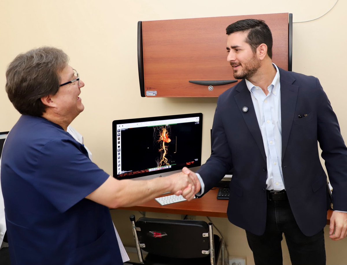 BernardoCordovz's tweet photo. #EnTerritorio | Hoy inspeccioné el Hospital General Riobamba donde constaté el trabajo diario y contínuo de su personal médico para brindar atención de calidad a nuestros asegurados.

Me reuní con las autoridades y escuché sus planteamientos. Encontré que necesitamos cubrir la demanda de profesionales al servicio de nuestros asegurados, en áreas clave como Enfermería, Imagenología y Traumatología.

Asumí el compromiso inmediato de agilitar los procesos administrativos correspondientes para realizar las contrataciones en estas áreas estratégicas.

Está unidad médica no solo atiende a pacientes de Riobamba, sino que se convierte en un punto central para las provincias aledañas, lo que ha llevado a presentar alta demanda y demoras en la atención.

Ante esto, pondremos en marcha un Plan Piloto que descongestione el primer nivel de atención.

Seguimos recorriendo nuestras unidades médicas para resolver lo urgente, sin más tiempo que esperar.

#ParaEsoEstamos