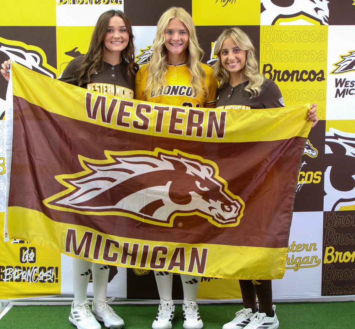 olyvia_piranio's tweet photo. I want to thank @marleewilson and @Coach_Mogan for allowing me to visit @WMUSoftball
@WesternMichU! The girls are awesome and it's such an amazing environment to be around. I enjoyed seeing the campus and seeing facilities!You guys are awesome!Thank you!
@joshbaer24 @CheetahsBaer https://t.co/Eygo3JZdVl