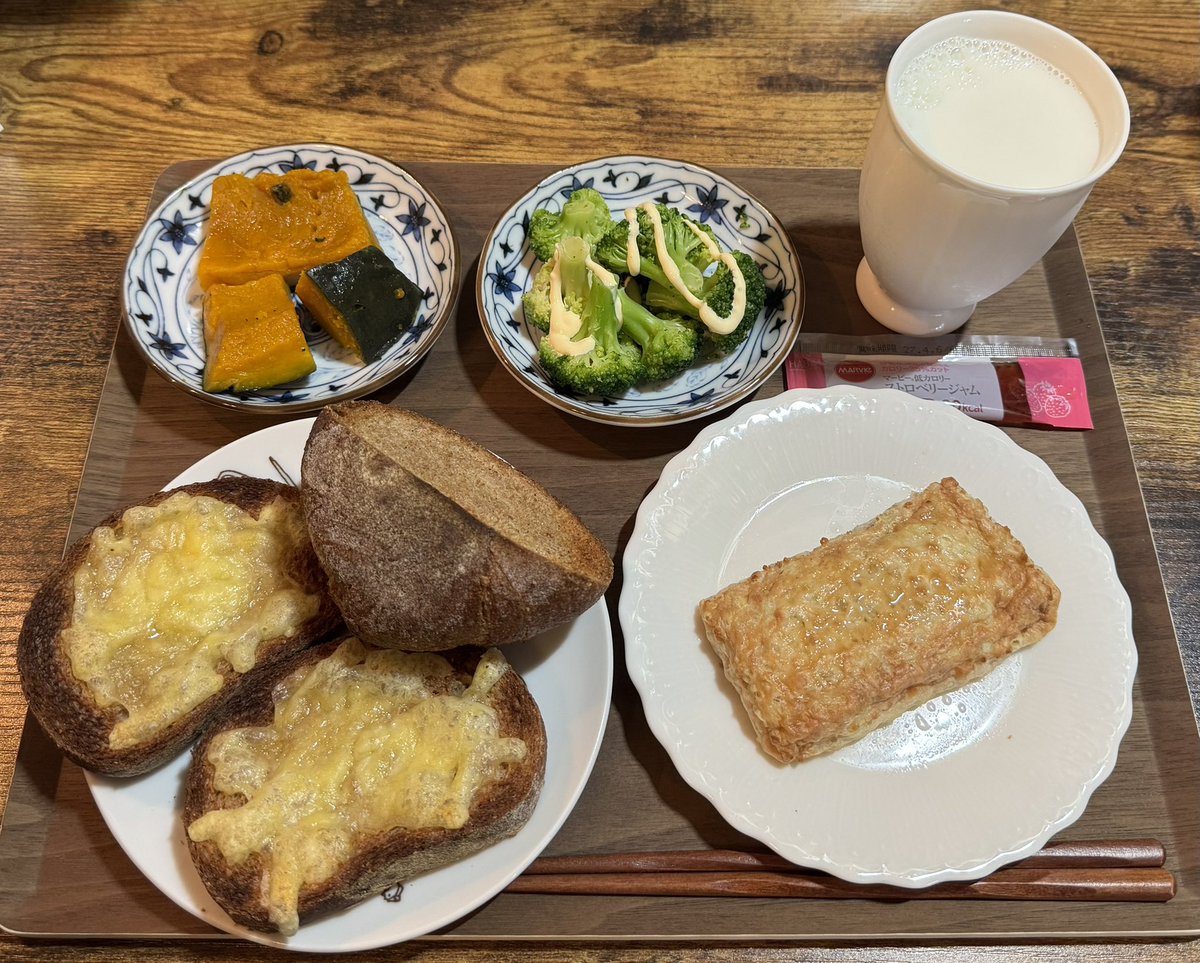 marudora0427's tweet photo. おはようございます︎︎︎︎☁

今朝は早く目覚め過ぎてお腹空いた💦

💗朝食前血糖値→129

全粒粉100%カンパーニュ焼いてみた
ちょっと焦げたw

昨日は暇なく動いてて疲れちゃったから、今日はのんびSwitch🎮でも
しようかな😌

あつ森のんびりやってます🐱✨️ https://t.co/zaruDz5IvR