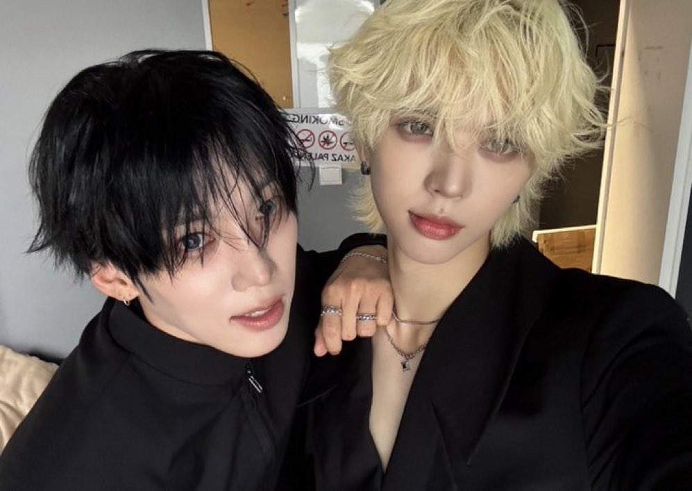 mingizberry's tweet photo. i have two holes boys… get in. https://t.co/6edF0zC3WL