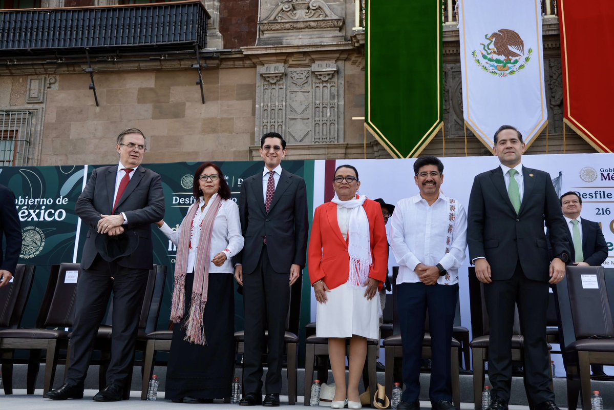 rosaicela_'s tweet photo. La Comandanta Suprema de las Fuerzas Armadas, @Claudiashein, encabezó el #DesfileCívicoMilitar2026, en su segundo año como Presidenta de #México. Nos dio mucho gusto saludar a compañeras y compañeros del @GobiernoMX, así como a representantes de los otros poderes. 🇲🇽 https://t.co/KPRwKNFJwA
