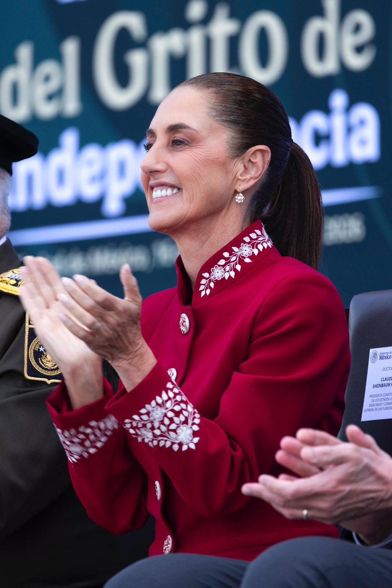 rosaicela_'s tweet photo. La Comandanta Suprema de las Fuerzas Armadas, @Claudiashein, encabezó el #DesfileCívicoMilitar2026, en su segundo año como Presidenta de #México. Nos dio mucho gusto saludar a compañeras y compañeros del @GobiernoMX, así como a representantes de los otros poderes. 🇲🇽 https://t.co/KPRwKNFJwA