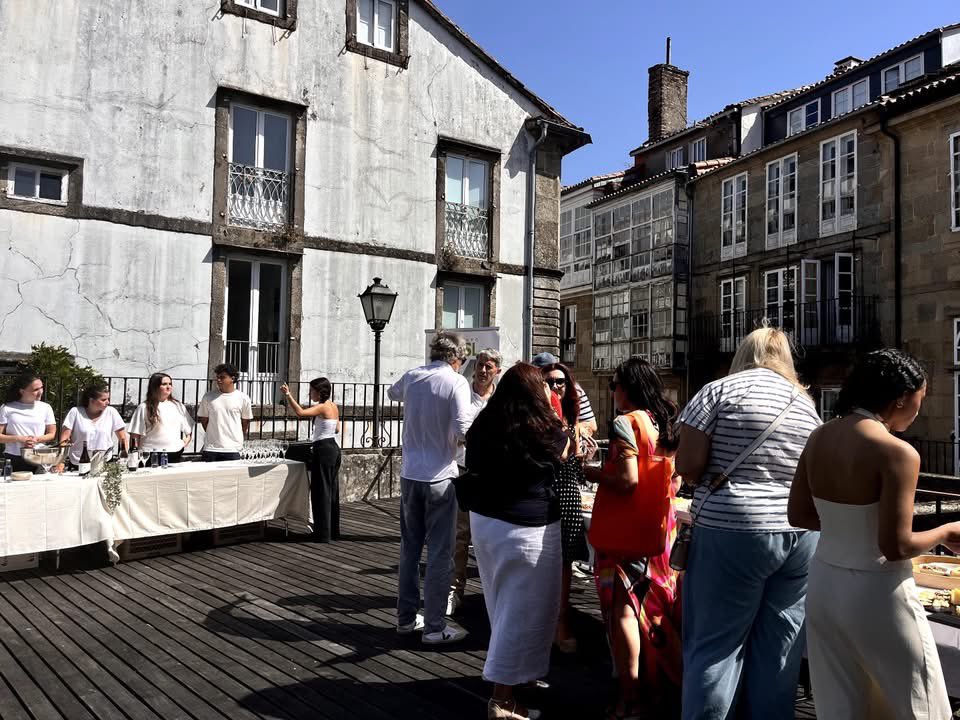 santiago_envivo's tweet photo. ENCONTROS también nació para compartir compromiso. ❤️
El 50 % de la recaudación se destinará a la Cocina Económica de Santiago, que cada día realiza una labor imprescindible en nuestra ciudad.
Gracias por acompañarnos y por sumar a este encuentro.
#ENCONTROS #SantiagoEnVivo https://t.co/89l1IxYSrh