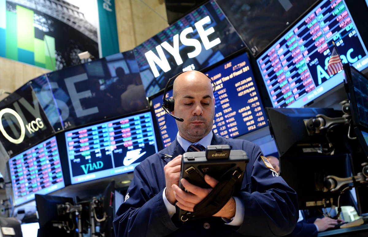 PAPBiznes's tweet photo. DZIEŃ NA RYNKACH: Główne indeksy na Wall Street mocno spadły w reakcji na spodziewaną podwyżkę stóp przez Fed i komentarze prezesa. To pierwsza taka decyzja Rezerwy Federalnej od trzech lat, a Kevin Warsh wielokrotnie podkreślał utrzymującą się inflację.

https://t.co/o1wjEJ6qDm https://t.co/U2OzV9Cqx7
