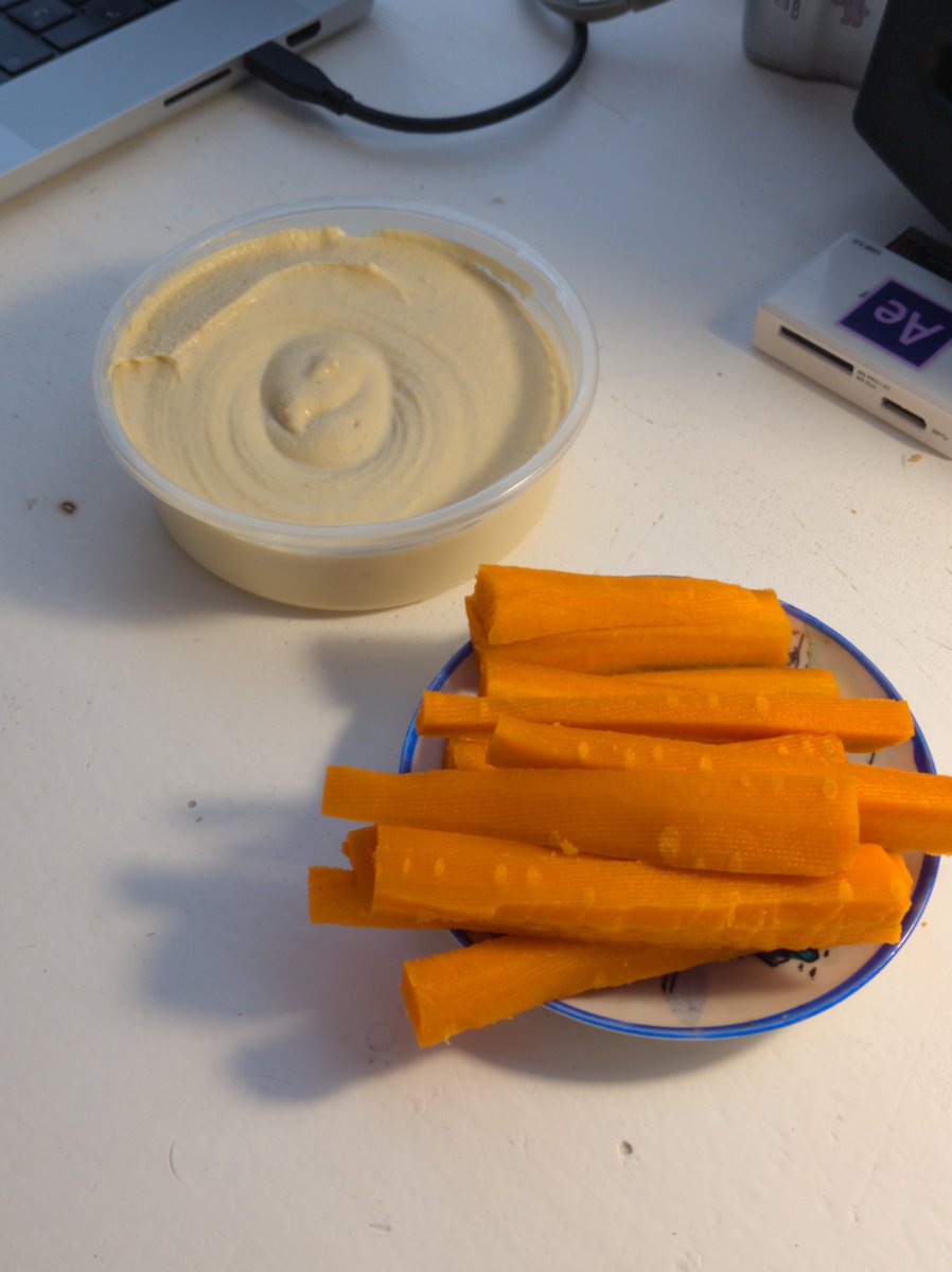 oujeouje's tweet photo. pq mi zanahoria es la pata de un gatito
#hummus #carrottwt https://t.co/GLPl0Ob2l5