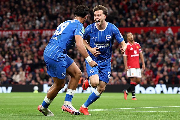 Mercado_Ingles's tweet photo. Hinchas del Brighton cantándole al Manchester United: “Manchester es azul! Manchester es azul! https://t.co/5Y2JJHCsTs