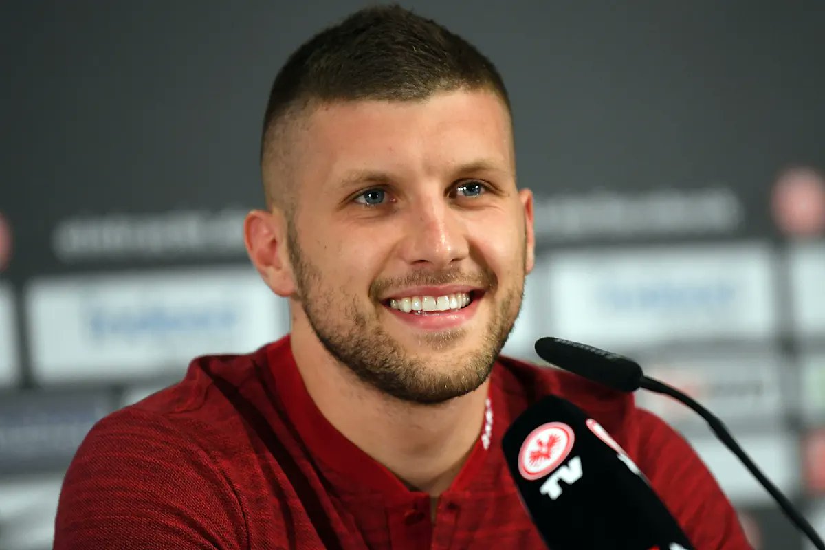 Footballtweet's tweet photo. 🎈🇭🇷 Happy 32nd birthday to Ante Rebić.

🤔 𝗗𝗜𝗗 𝗬𝗢𝗨 𝗞𝗡𝗢𝗪: Back in Croatia, Rebić is a hero who is known for his generosity off the pitch.

In 2018, he returned to Donji Vinjani, the village where he grew up, and paid off the debts of 500 people. 

In 2021, he helped fund a new facility for the rehabilitation and upbringing of children with disabilities and autism.

One of football's good guys.