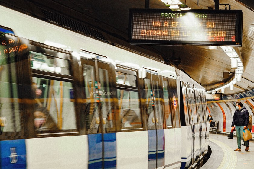 MadridProyecta's tweet photo. 🪭El metro sufre récord de reclamaciones. La Línea 1 sumó 3.000 reclamaciones en julio solo por los aires acondicionados.

En el foro sugieren realizar el mantenimiento de los equipos "en primavera, para que no nos pille el toro".

🗨️https://t.co/Ml8dDlsfKN https://t.co/iHxUPTChuc