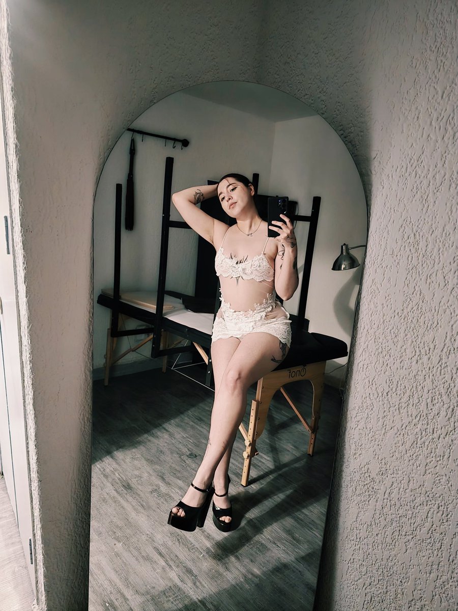 DomMisstressAnn's tweet photo. Observa bien a tu dueña y ama. Puedes derretirte entre mis dedos, sé bien cómo hacerlo, como llevarte al límite. No sólo a tí, a cualquiera frente a mí por eso soy lo que soy. 
Todo él que piense que puede ponerse a mi nivel o exigir está tan lejos de conocer el verdadero placer. https://t.co/nas1Az9S3Q