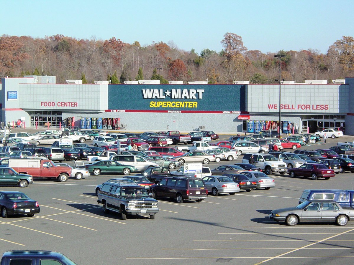 NostalgiaFolder's tweet photo. Shopping at Walmart in the 2000s https://t.co/pKqs3aDLUh