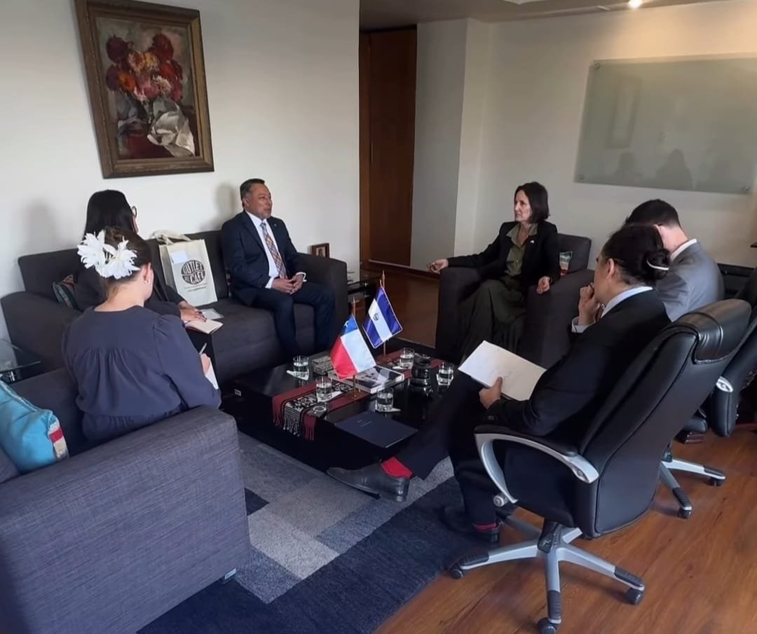 Emb_BanacekES's tweet photo. 🇸🇻🤝🇨🇱 Diplomacia económica que convierte oportunidades en inversión. Junto a nuestra Ministra Consejera, sostuve audiencia con la Subsecretaria Paula Estévez para impulsar negocios, con énfasis en inversión turística y hotelera, tecnología e infraestructura. Seguimos!!!  🇸🇻 https://t.co/FxHGU3KeyJ