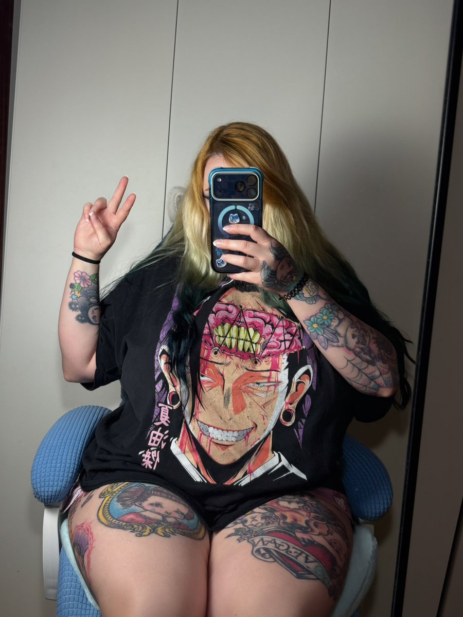 arataniwaifu's tweet photo. Do you know of any 3XL-sized gaming chairs? 🫠 https://t.co/5h1Vfczejj