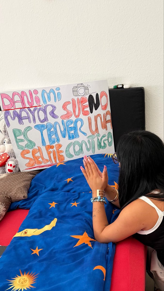 ari_heeseu2896's tweet photo. Me before the concert praying to my “Dani my biggest dream is to have selfie with you” banner and then after 🥹🥹💗💗💗 https://t.co/I9rWSOumld