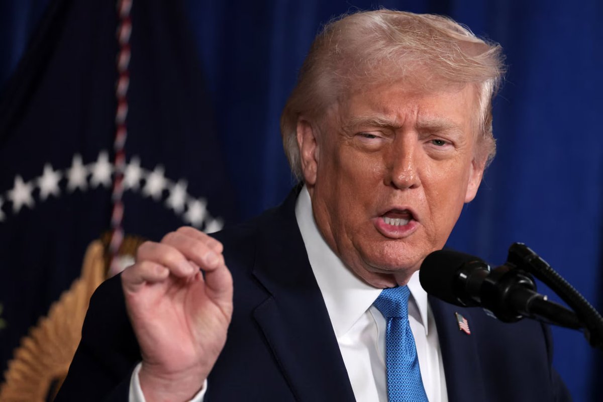 gundemedairhs's tweet photo. ABD Başkanı Donald Trump:

ABD'de faiz oranları yüzde 1 veya daha düşük olmalı. Çünkü açık ara dünyanın en güvenilir ekonomisiyiz.

Ülkemize büyük yatırımlar geliyor. Ticaret açığı verdiğimiz ülkelerle ticareti durdursak yılda en az 1,5 trilyon dolar kazanırız. Ticaret açığı dediğiniz şey aslında zarardır.

Dünyadaki neredeyse her ülkenin yükünü taşıyoruz. Bu böyle devam edemez. ABD'nin faizlerini hemen düşürün.