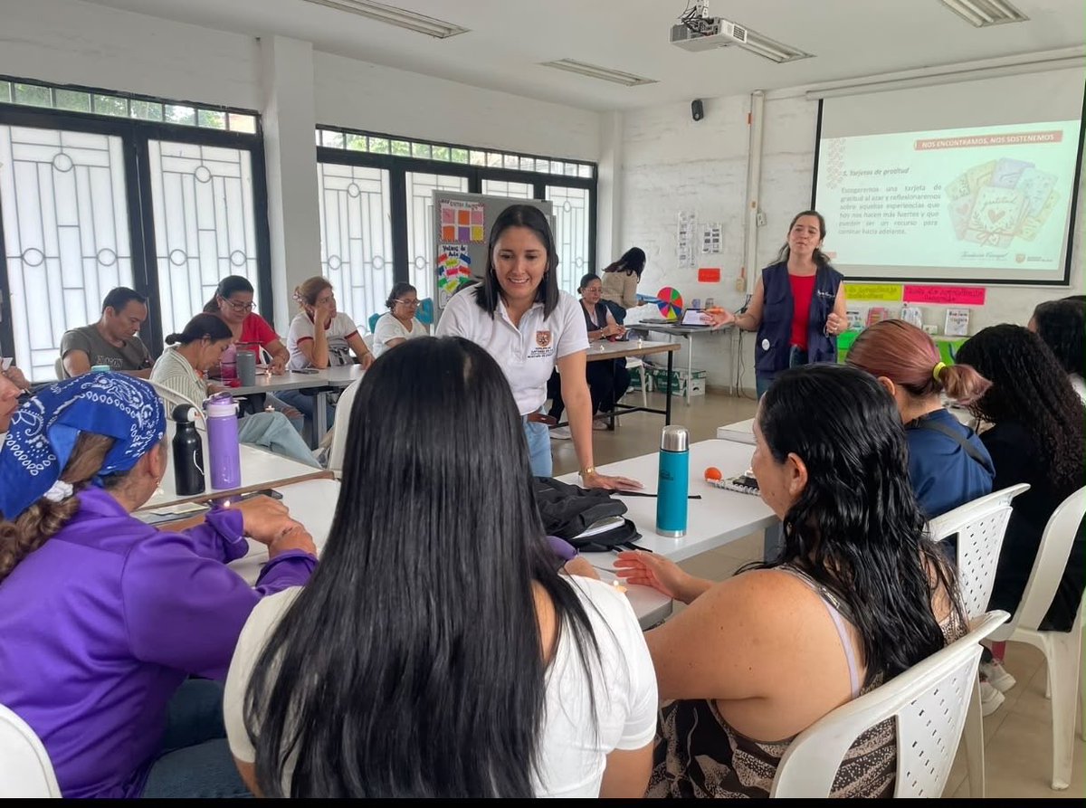 Educacion_Cali's tweet photo. 🌱 Fortalecemos la educación rural desde los territorios.

30 docentes de 10 IEO rurales participan en espacios de formación y acompañamiento para fortalecer sus prácticas pedagógicas y contar con nuevas herramientas para acompañar a sus estudiantes. https://t.co/wPw627iHqN