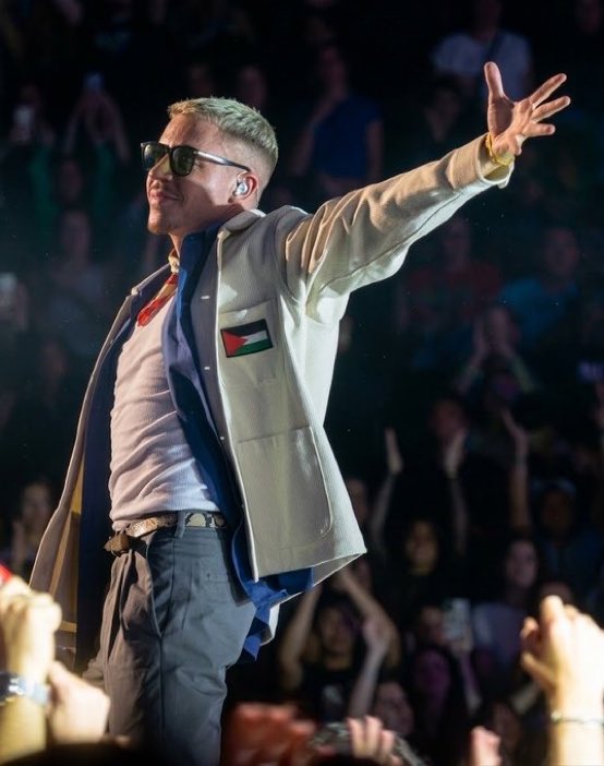 KRONIKInsights's tweet photo. Le rappeur américain Macklemore a déclaré avoir été viré de la tournée par Ed Sheeran pour avoir soutenu la Palestine :

▪️ Ed Sheeran m’a dit que prononcer « Palestine libre » était blessant pour beaucoup de gens avec qui il travaille.

▪️ J’ai répondu : « Si ces mots sont plus blessants que les dizaines de milliers d’enfants palestiniens tués par Israël, alors il y a un fossé fondamental entre la position de ces personnes et la mienne. »

▪️ Prendre parti a un coût. L’argent, les contrats de marque, les sponsors, les festivals, les concerts privés, les relations. J’ai tout perdu.

▪️ Mais il n’existe pas de position neutre entre l’oppresseur et l’opprimé.

▪️ Quand un camp dispose de bombes, d’un soutien financier et militaire illimité, et du soutien des États-Unis, la neutralité est impossible.

▪️ Même si le slogan « Palestine libre » m’a coûté la scène, s’il a ramené la conversation vers la Palestine, alors c’est la tournée la plus réussie que j’aie jamais faite.