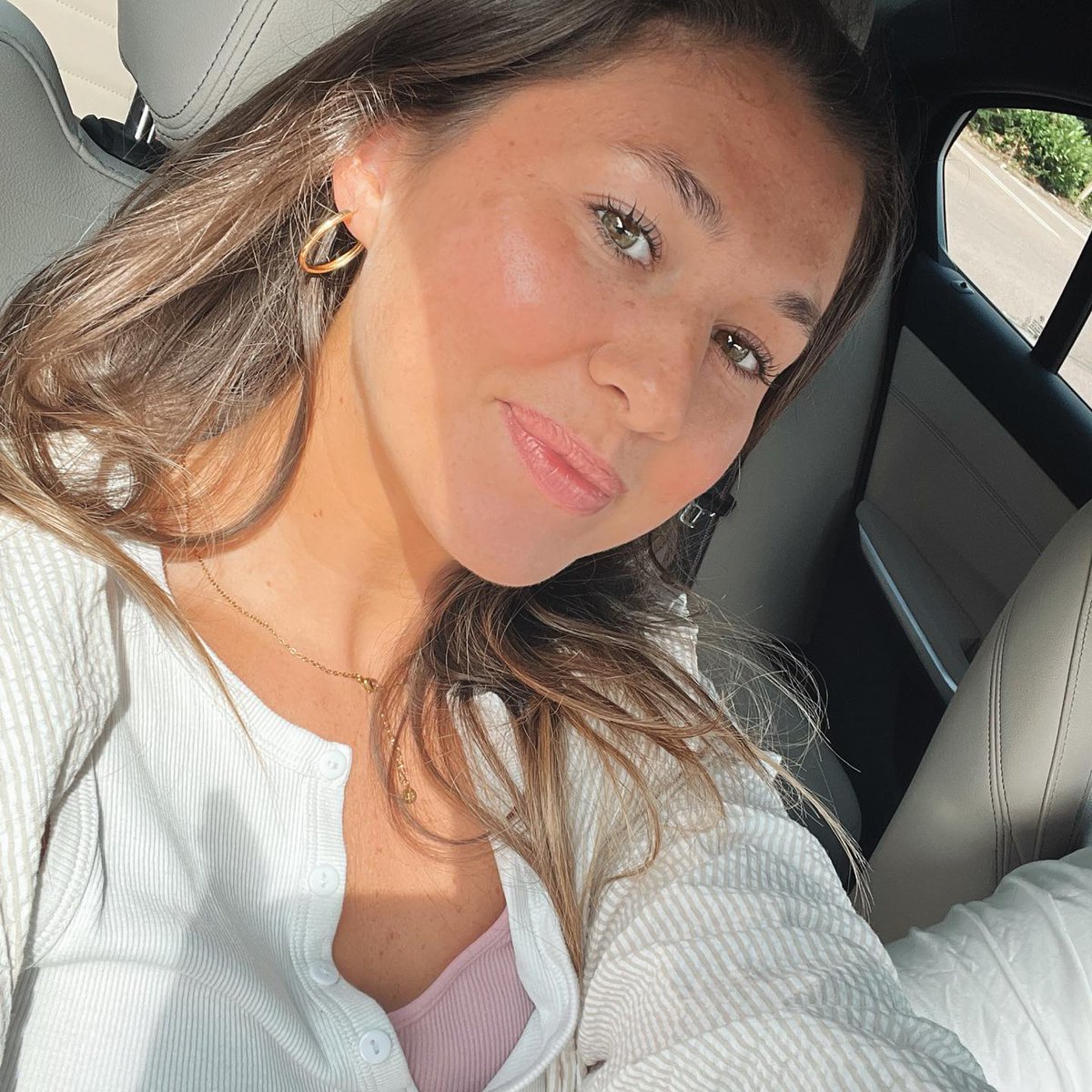 aurora2024X's tweet photo. Just a MAGA girl. Say hello ✌🏻😉 https://t.co/1UG782Yc5B