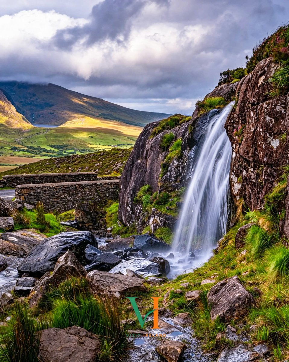 ThisIsIreland3's tweet photo. 📍The Conor Pass is one of the highest mountain passes in Ireland served by an asphalted road. It is on the R560 road on the Dingle Peninsula in County Kerry, Ireland 🏞️🇮🇪

📸 Visit Ireland

#Kerry #Dingle #Ireland #Conorpass #Wildatlanticway #Landscapes https://t.co/1B5zZmGl6u