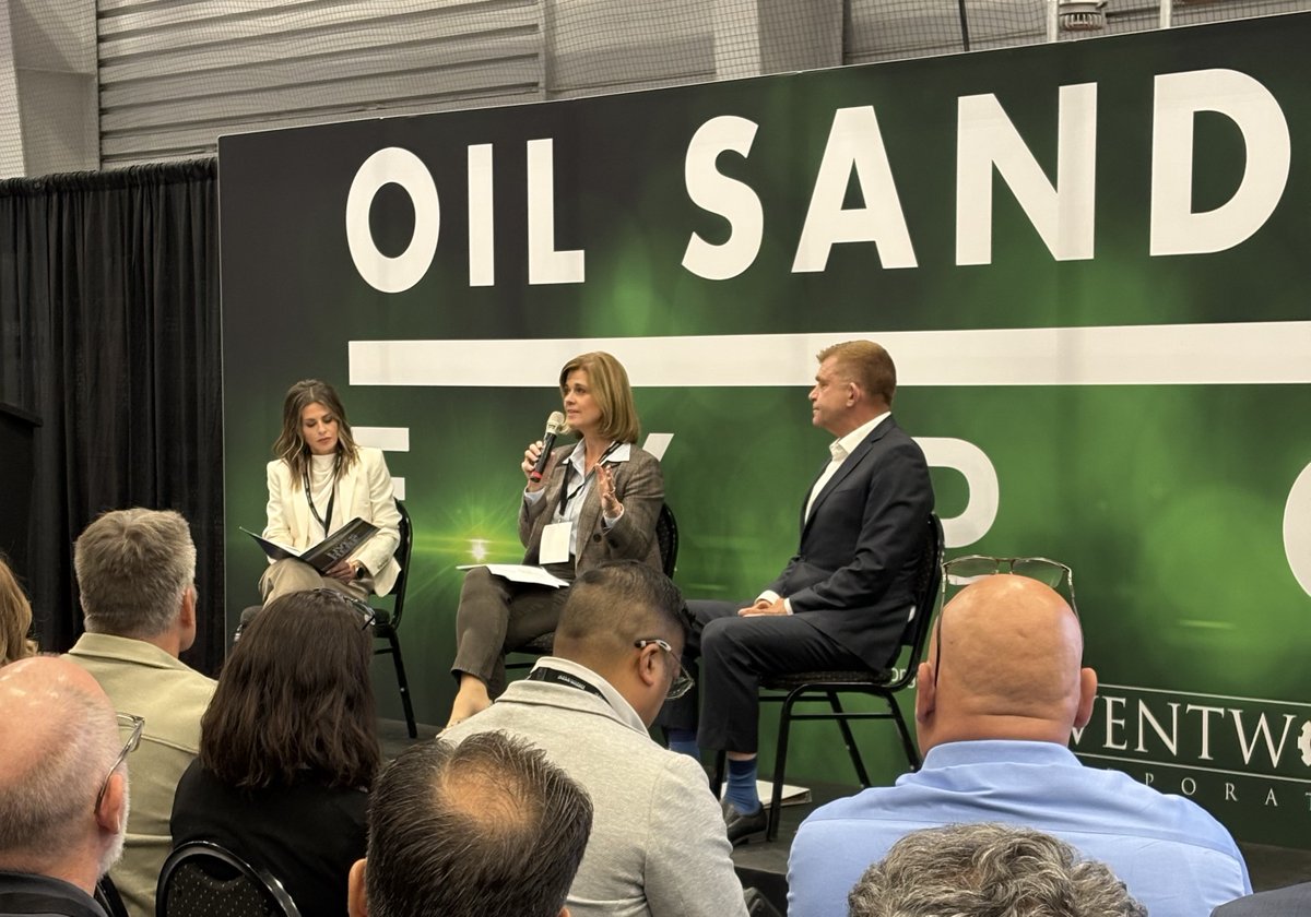 TransMtnFR's tweet photo. Le paysage énergétique du Canada continue d’évoluer. À quoi ressemble la prochaine décennie de croissance énergétique au Canada?

Lors de l’Oil Sands Expo 2026, la chef de l’administration de @TransMtn, Jennifer Pierce, s’est jointe au ministre de l’Énergie et des Minéraux de l’Alberta, l'honorable @BrianJeanAB, pour discuter des occasions émergentes liées à la croissance des sables bitumineux et de l’avenir de l’accès aux marchés.

Alors que la demande mondiale pour une énergie sûre continue d’évoluer, des conversations comme celles-ci contribuent à façonner la voie à suivre pour l’énergie canadienne et son accès aux marchés mondiaux.

#AvenirÉnergétique #OilSandsExpo #TransMountain