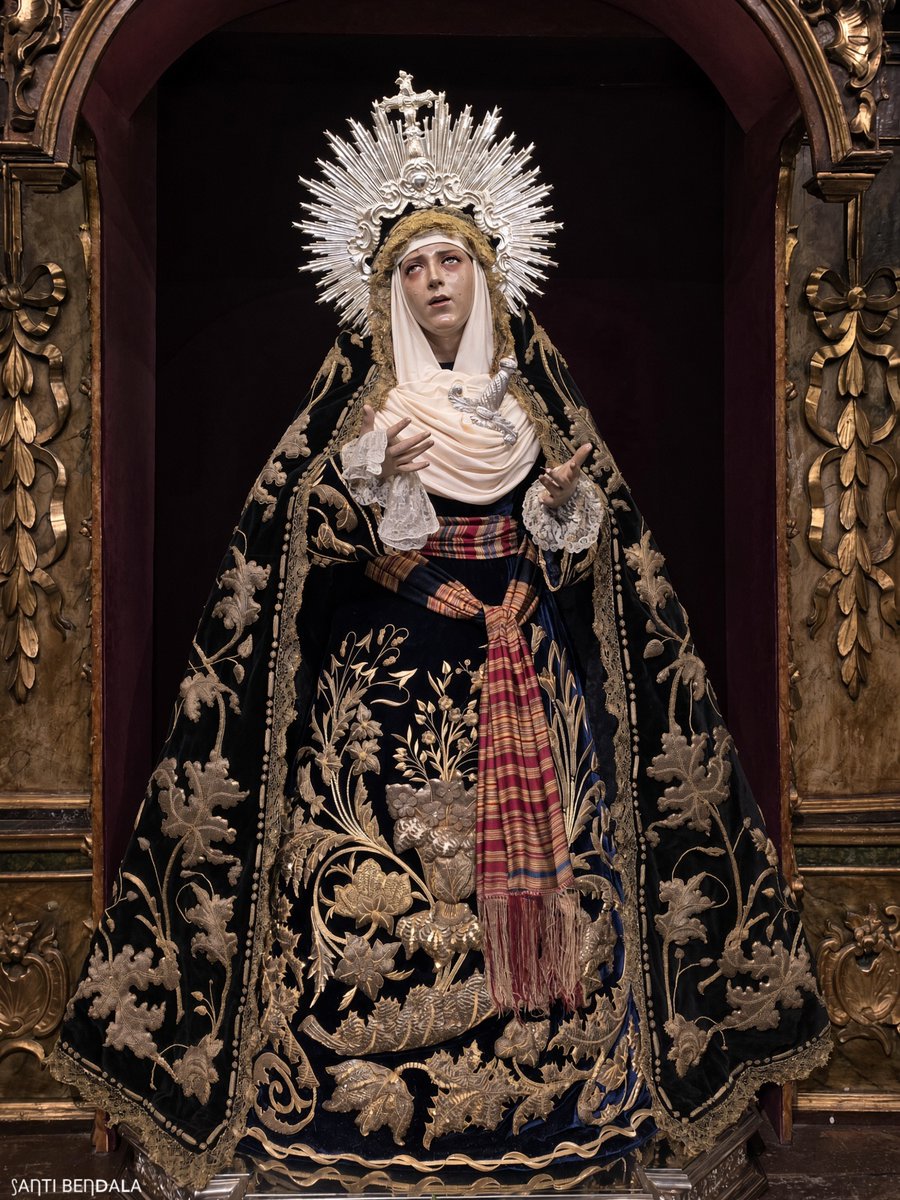 SantiagoBendala's tweet photo. Cambio de vestimenta de la Virgen del Mayor Dolor - I
@abejaranito 
@HdadCarreteria https://t.co/Ec4sQlYkIA