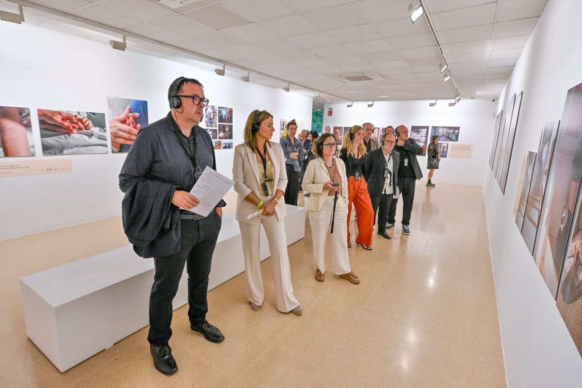 shalmodovar's tweet photo. Quanta tendresa a l’exposició 'Escollir l’amor' de Maria Permanyer a l’@ACVic. Una proposta emocionant que manté viu el llegat de Marc Lloret, a través de fotografies, cançons i textos inèdits del músic. Escollim l’amor! ❤️ https://t.co/b9QGziGocL