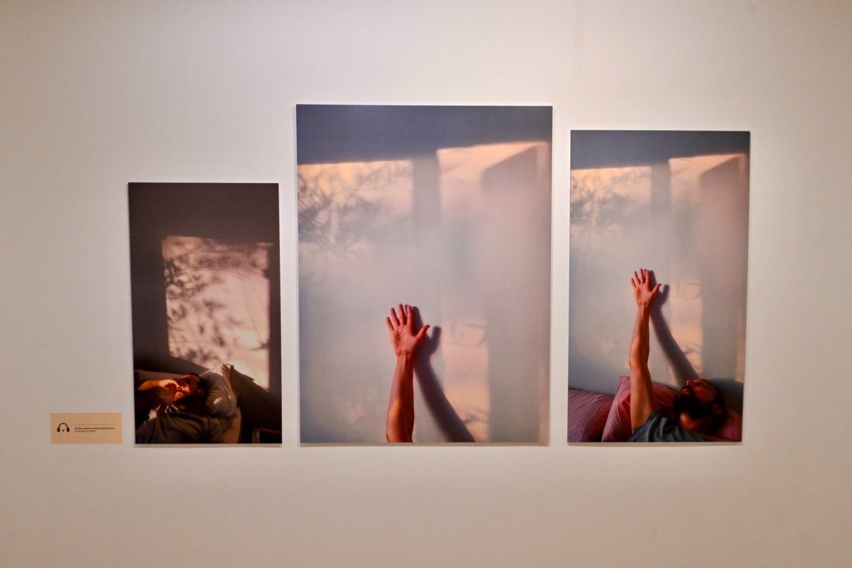shalmodovar's tweet photo. Quanta tendresa a l’exposició 'Escollir l’amor' de Maria Permanyer a l’@ACVic. Una proposta emocionant que manté viu el llegat de Marc Lloret, a través de fotografies, cançons i textos inèdits del músic. Escollim l’amor! ❤️ https://t.co/b9QGziGocL