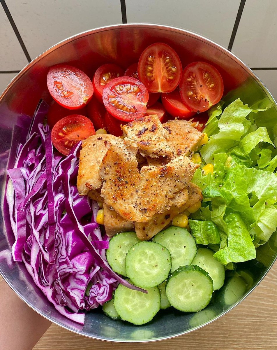 shriz923615's tweet photo. A quick, protein-packed salad for weight loss! Grilled chicken, fresh greens, cherry tomatoes, and a light vinaigrette — tasty, filling, and under 300 calories. #HealthyEats #WeightLossMeal https://t.co/DL5I1wef5y