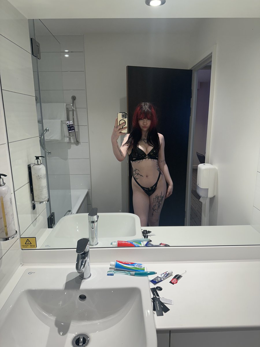 seroxjoy's tweet photo. if u like the reflection, wait till u meet the attitude 🎀 https://t.co/eqX3N0RYpD
