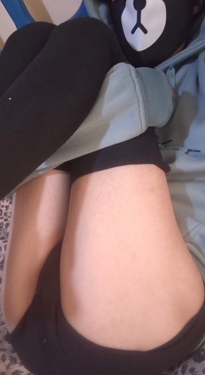 MixSamVt's tweet photo. Creo que este será mi nuevo outfit para salir a la calle con mis medias solo dejaré que me crezca el cabello para parecerme a una chica jiji
#femboythighs #femboyhappy #femboychile #femboycute https://t.co/2nPsfmL8AT