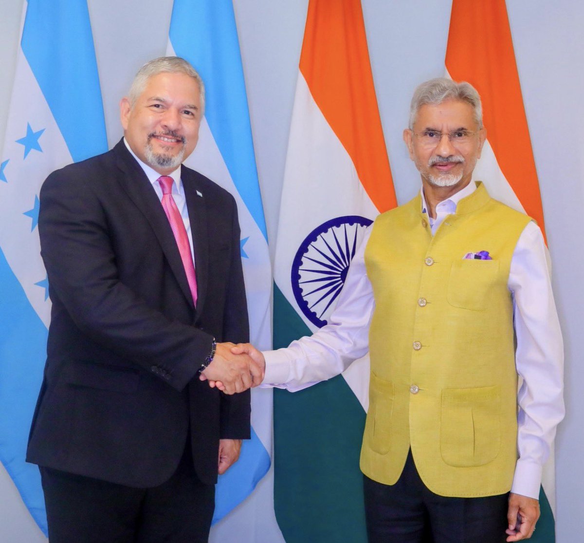 EnriqueReinaHN's tweet photo. Gracias a una Política Exterior abierta y multipolar impulsada  por el Gobierno de la Presidenta @XiomaraCastroZ hoy contamos con presencia con Embajadas en India 🇮🇳 y Qatar 🇶🇦. Y en sus lugares de honor se coloca la bandera de Honduras. Ojalá se aprovechen esas relaciones para incrementar la cooperación y la inversión.