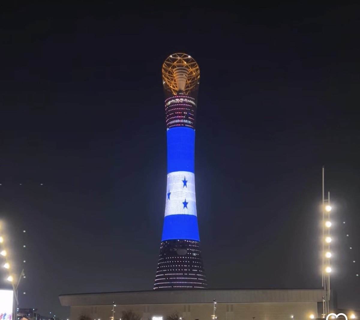 EnriqueReinaHN's tweet photo. Gracias a una Política Exterior abierta y multipolar impulsada  por el Gobierno de la Presidenta @XiomaraCastroZ hoy contamos con presencia con Embajadas en India 🇮🇳 y Qatar 🇶🇦. Y en sus lugares de honor se coloca la bandera de Honduras. Ojalá se aprovechen esas relaciones para incrementar la cooperación y la inversión.